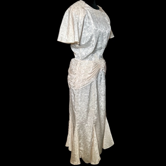 Janelle - 80's Does 40's Cream Jacquard Textured Flounce Dress - Size 11/12 - Picture 6 of 12